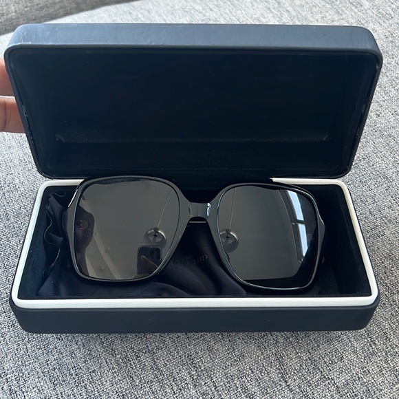 Givenchy black oversized glasses on sale. - Picture 6 of 7